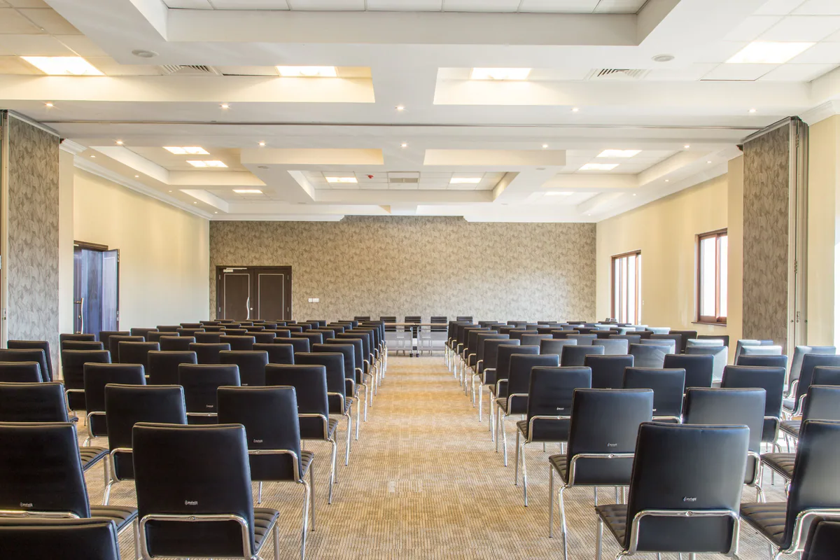 Salle de conférence préparée avec des rangées de sièges pour une réunion d’entreprise