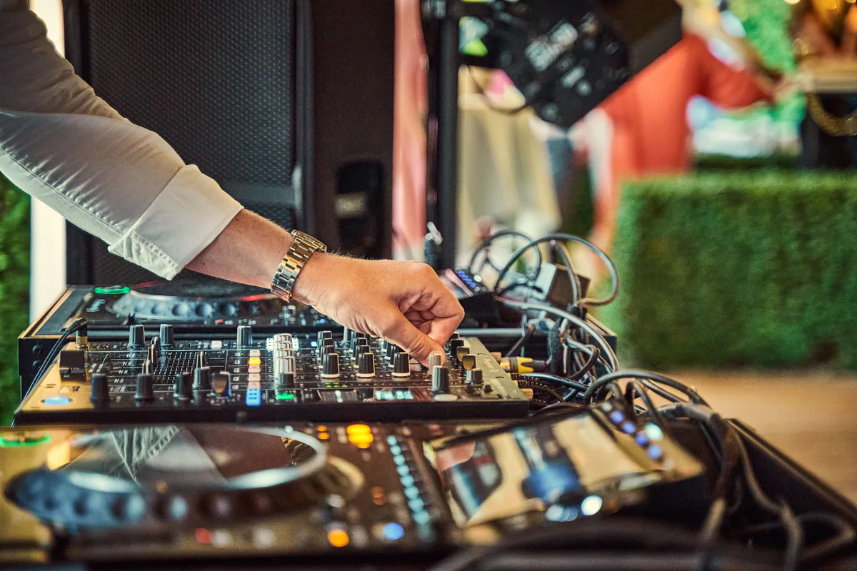 Technicien réglant une table de mixage pour un événement professionnel