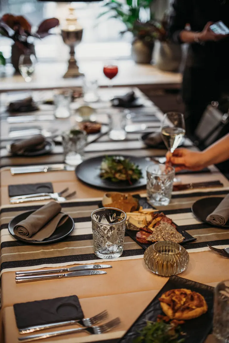 Table dressée pour un repas de collaborateurs lors d'une journée d'entreprise