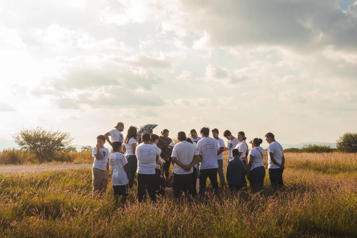 Groupe de collaborateurs réuni en extérieur pendant une journée d'équipe