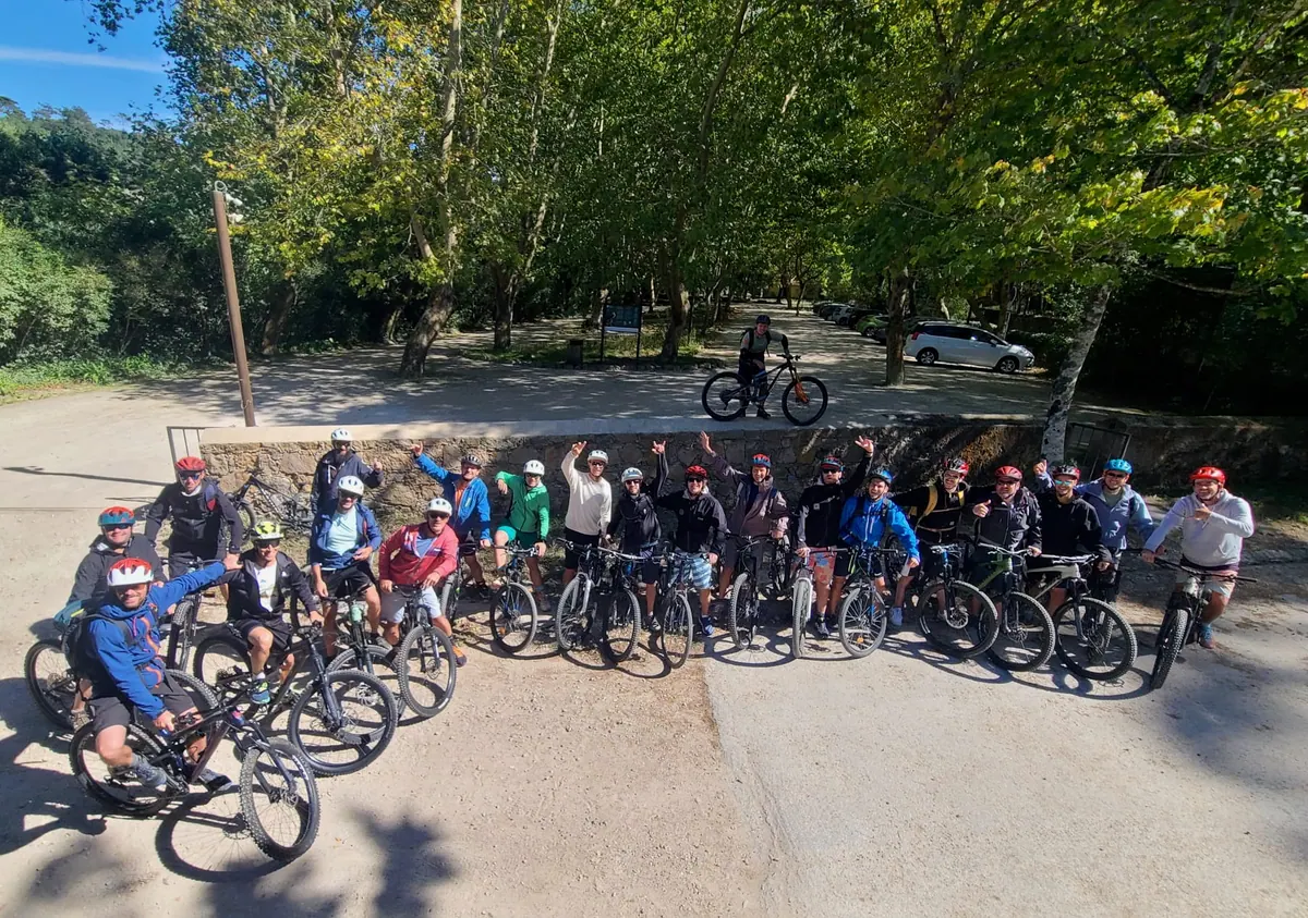 Groupe de collaborateurs en sortie VTT pendant une journée d'équipe en pleine nature