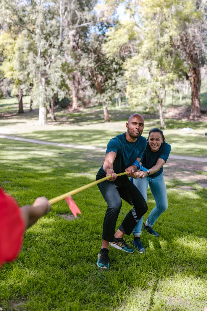 Deux collaborateurs participent à une activité de team building en extérieur
