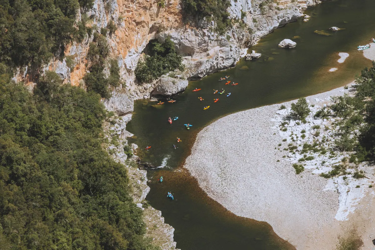 Canoës sur une rivière encaissée pendant une activité de team building en pleine nature
