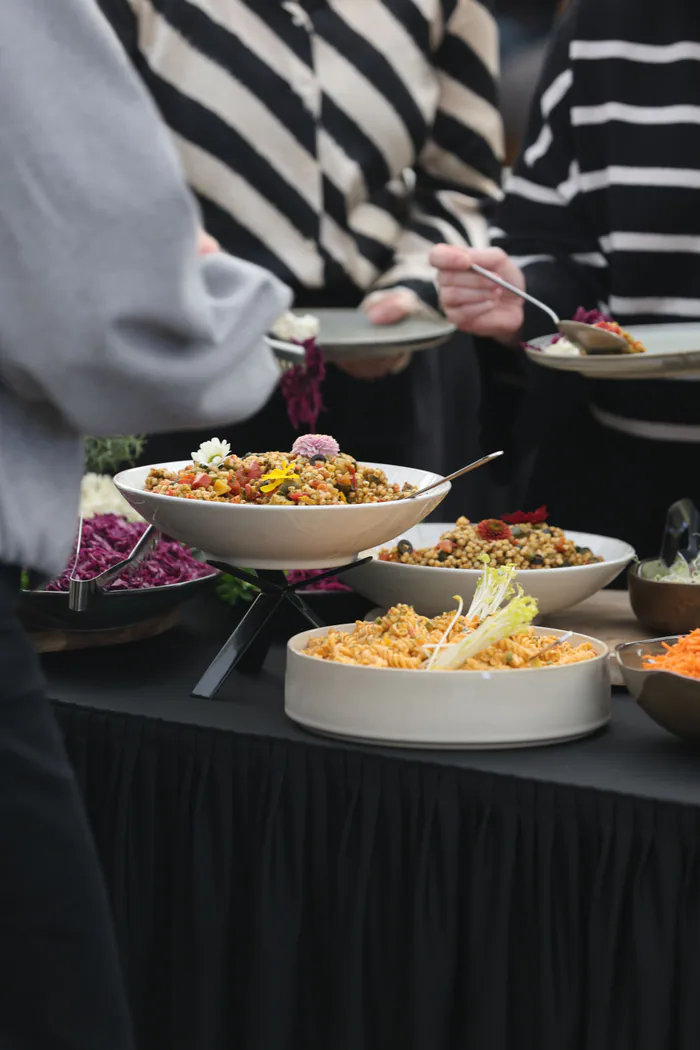 Buffet servi avec de grands plats réemployables lors d’un événement d’entreprise