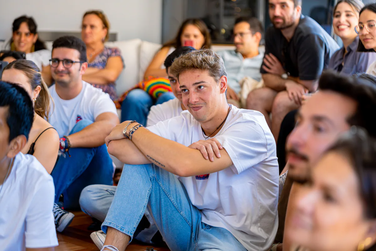 Groupe réuni pour écouter et échanger pendant un temps collectif