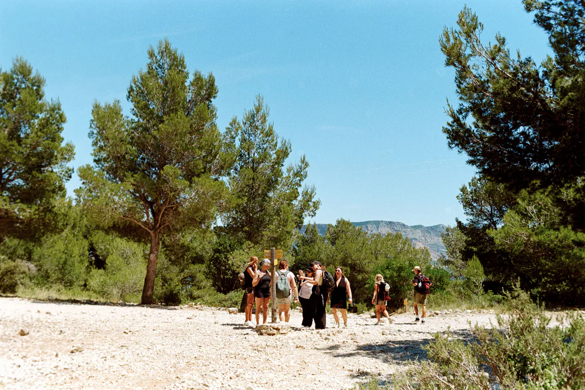 Petit groupe réuni pendant une sortie en pleine nature