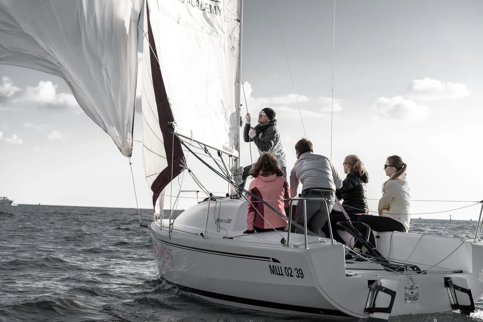 Groupe participant à une activité de voile collective pendant une journée d’équipe