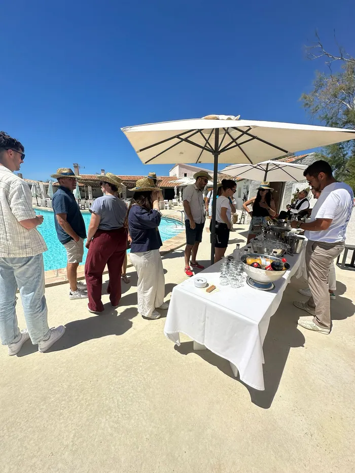 Temps d’accueil et de convivialité au bord d’une piscine pendant une journée collaborateurs d’été
