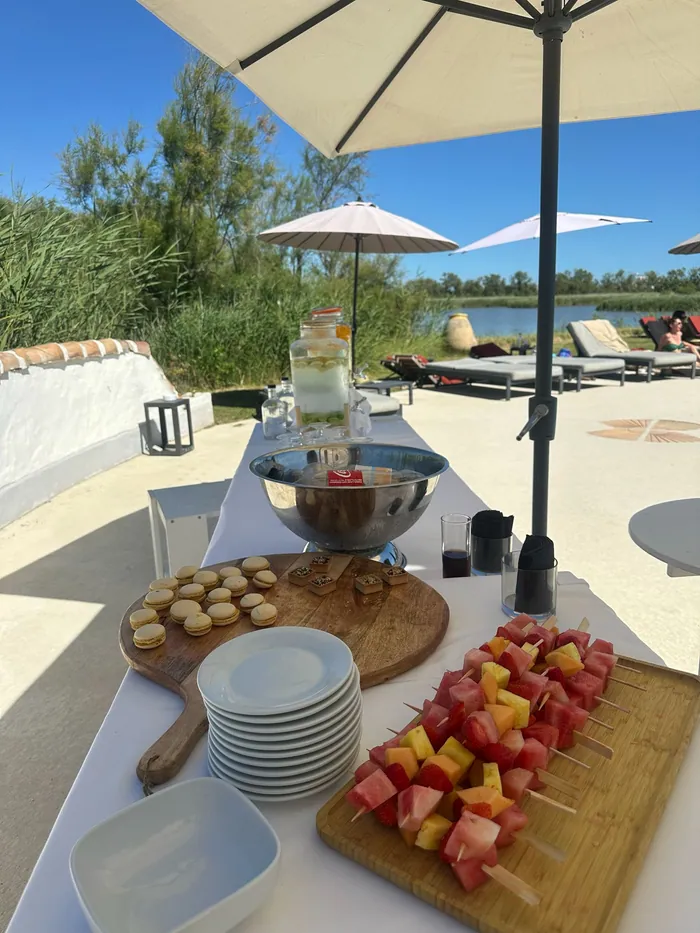 Buffet frais installé à l’ombre pour une journée collaborateurs en été