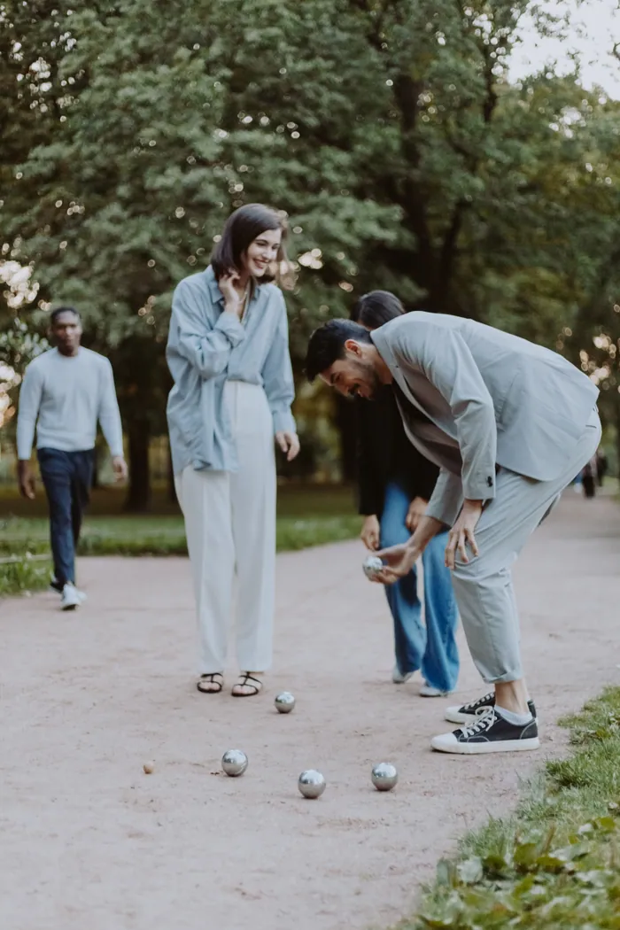 Collaborateurs jouant à la pétanque lors d’une activité d’équipe en extérieur