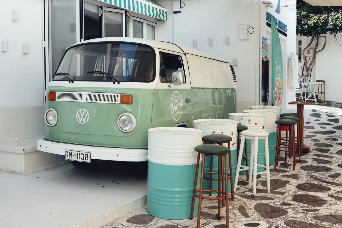 Camion aménagé avec comptoir et tables hautes pour une activation de marque temporaire