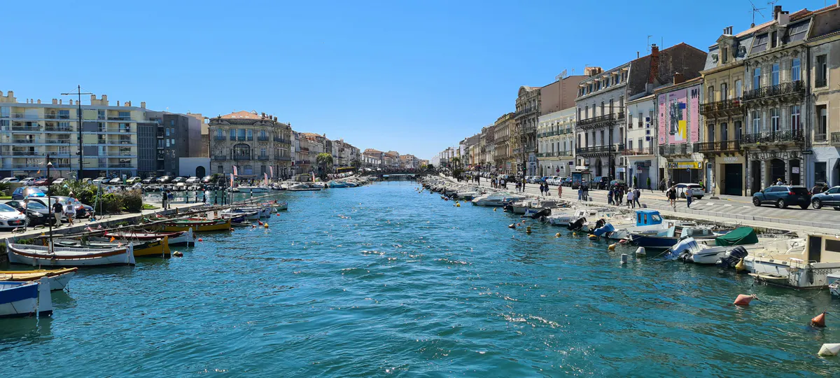 Canal et bateaux dans le centre de Sète, destination proche de Montpellier pour un séminaire d’entreprise