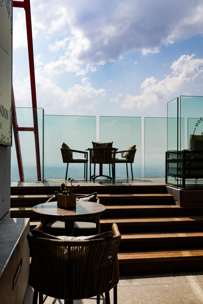 Terrasse aménagée avec tables et fauteuils pour un temps de séminaire ou de restauration