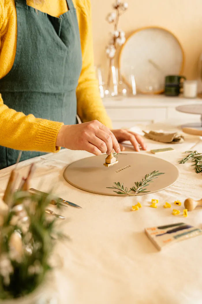 Participante à un atelier créatif de céramique pour un événement d’entreprise