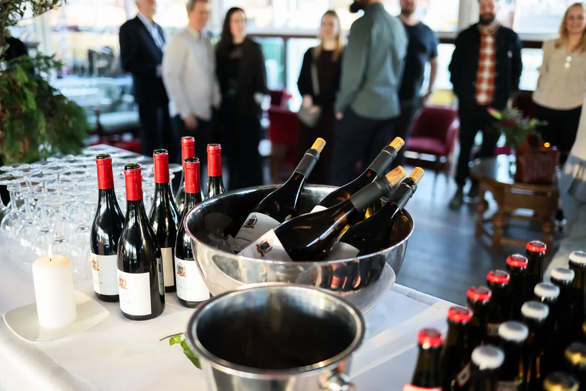 Buffet de boissons préparé pour accueillir les collaborateurs lors d’une soirée d’entreprise