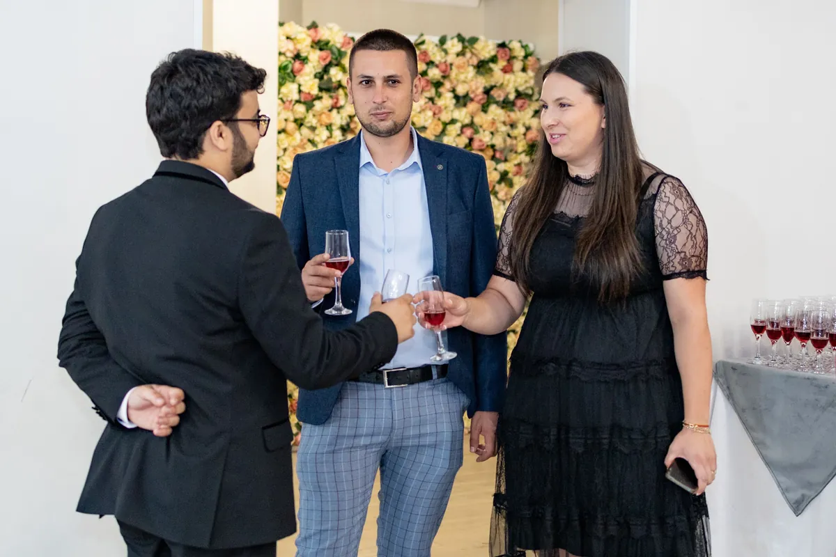 Collaborateurs échangeant autour d’un verre pendant un cocktail d’entreprise