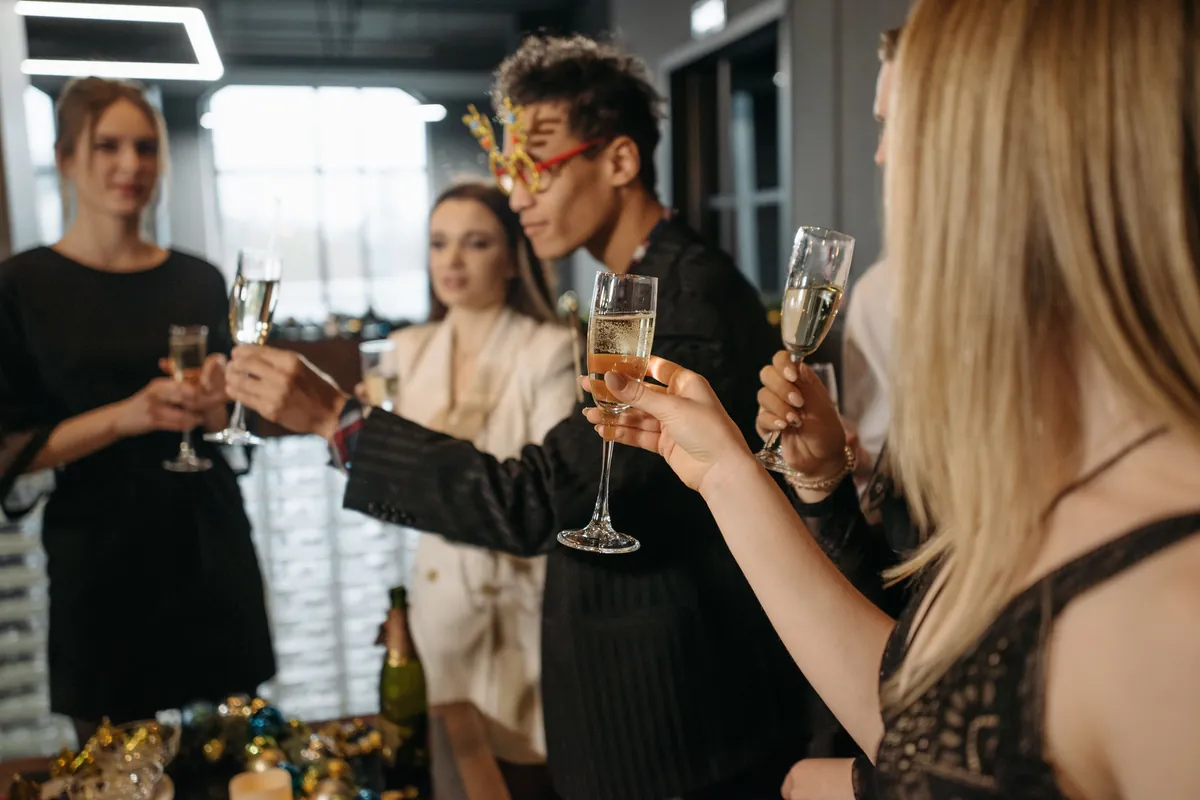 Collègues levant leur verre pendant un dîner de fin d’année d’entreprise