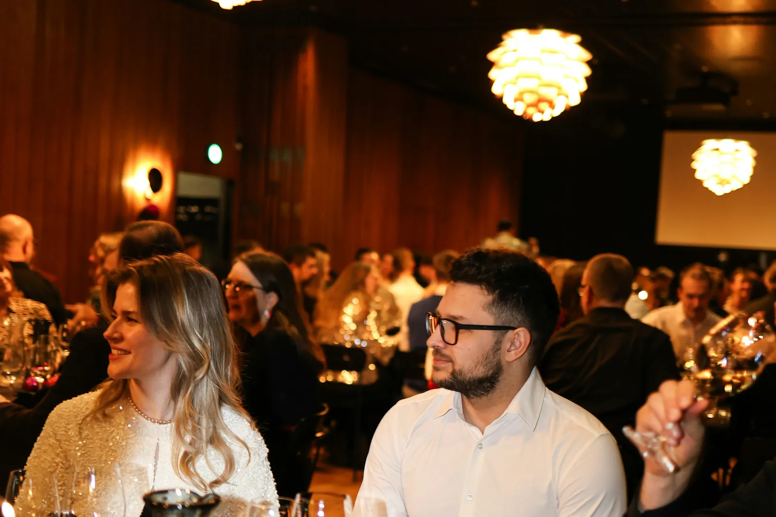 Collaborateurs réunis autour d’un dîner lors d’une soirée de fin d’année d’entreprise