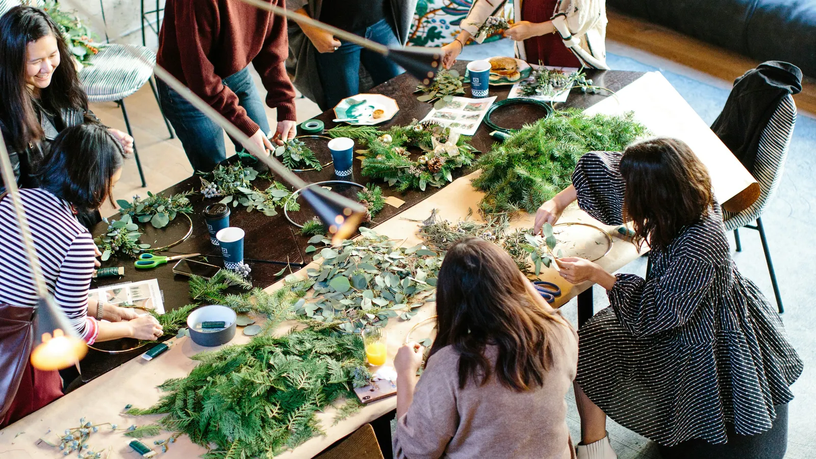 Équipe réunie autour d’un atelier collaboratif accessible pendant un team building
