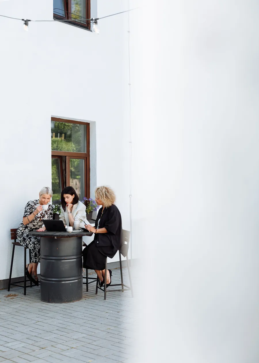 Petite équipe réunie autour d’une table pour une réunion stratégique hors site